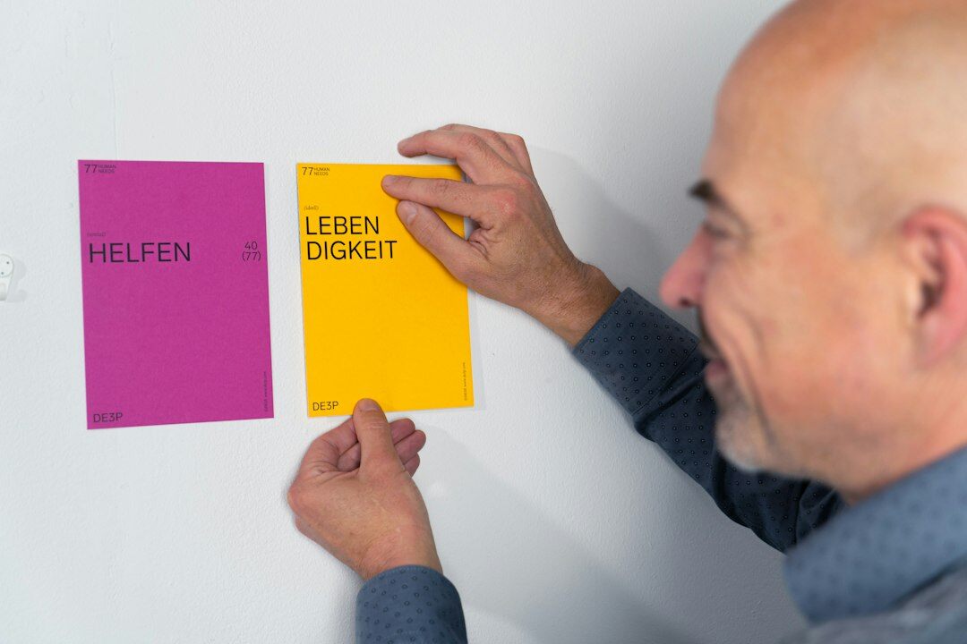 Zwei Forscher besprechen gemeinsam Statistiken und Diagramme