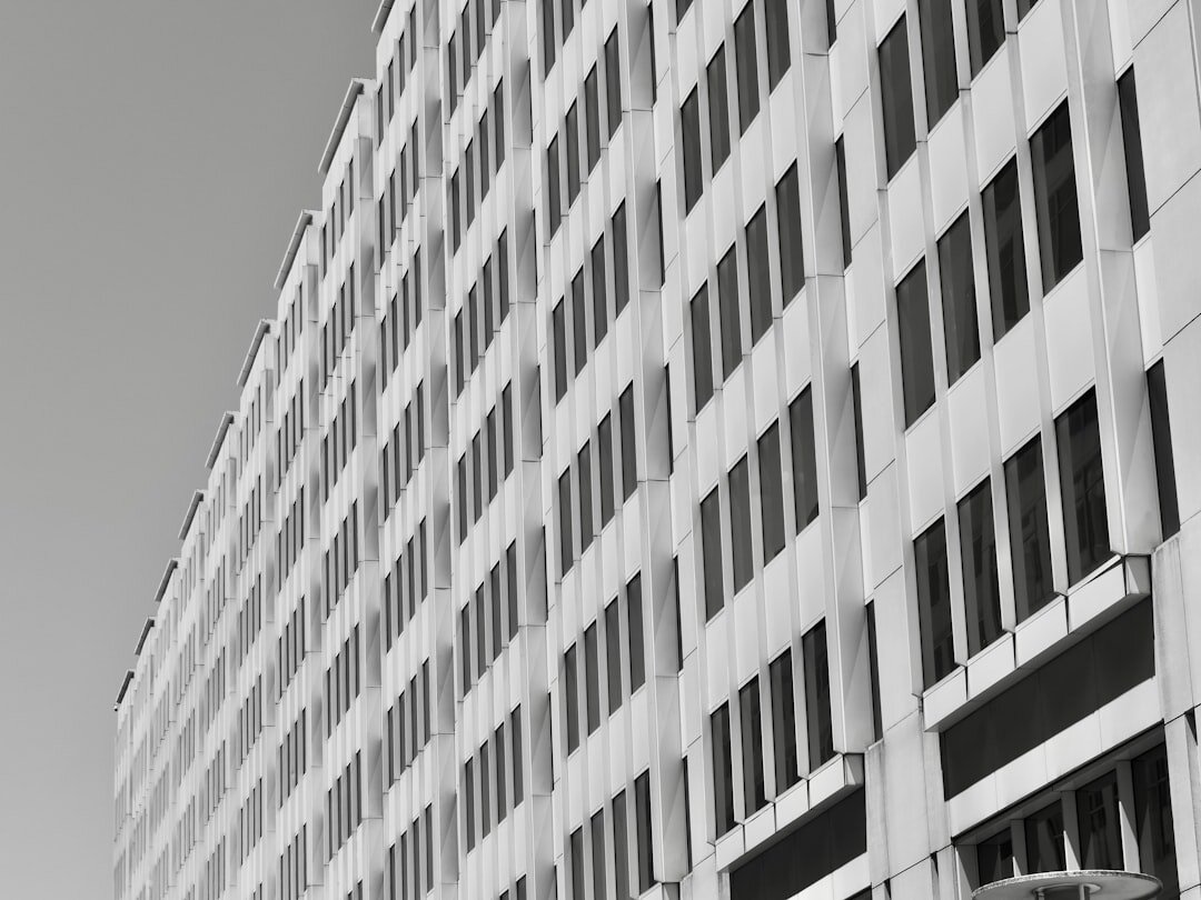 Moderne Glasfassade eines Bürogebäudes in einer deutschen Stadt